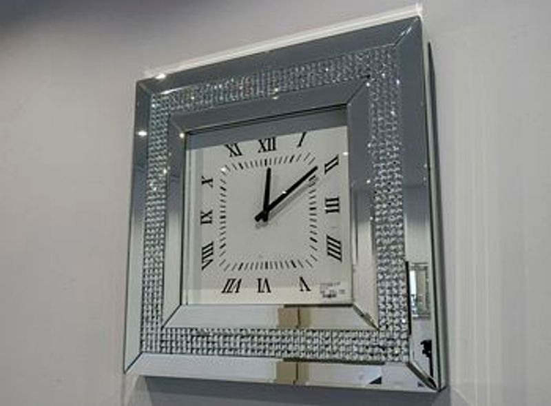 Klokke for vegg m/ 3 x krystaller, 51 x 51 x 5 cm