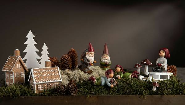 Nisse Rød med fugel  Poly 15cm