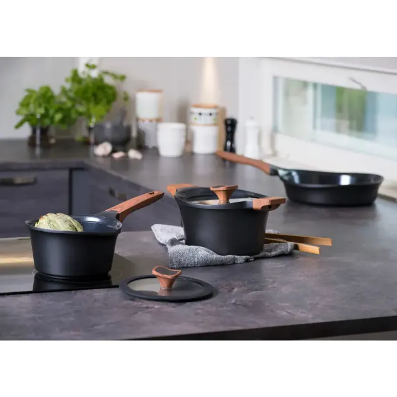 Stekepanne med trehåndtak 3,3L sort 28cm